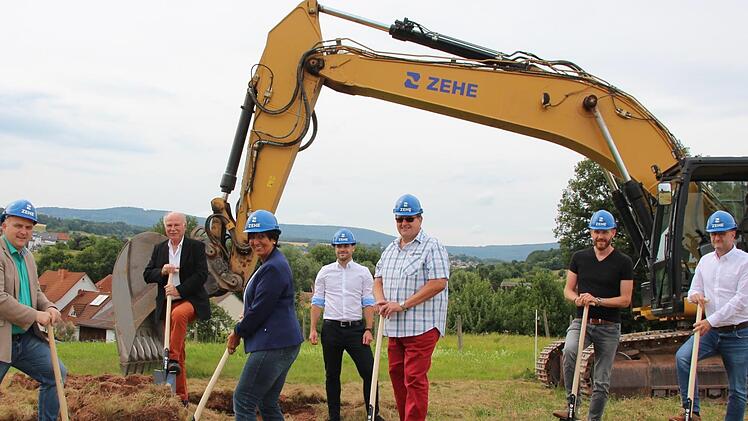 Unser Bild zeigt beim Spatenanstich (von links nach rechts): Daniel Wehner (1. Bürgermeister), Klaus Maaßen (Ingenieurbüro Stubenrauch), Silvia Metz (2. Bürgermeisterin),  Jan-Michael Derra  (Ingenieurbüro Stubenrauch), Egon Gessner (3. Bürgermeister), Steffen Hartmann (Zehe GmbH), Tony May (Gemeinderat). Foto: Charlotte Wittnebel-Schmitz