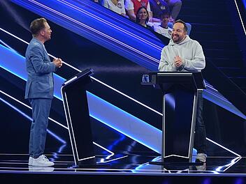 Comedian Ralf Schmitz befragt Einzelkandidat Sven.