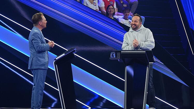 Comedian Ralf Schmitz befragt Einzelkandidat Sven.