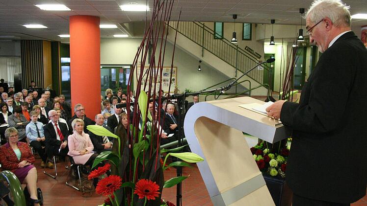 Dr. Paul Beinhofer hält seine Festansprache in der Berufsschule Kitzingen.