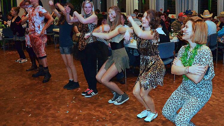 Die "Dschungel-Tanzschule" lockte viele auf die Tanzfläche. Fotos: Franz Seubold