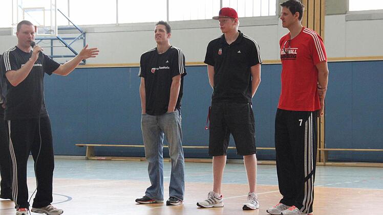Johannes Laub (links) gibt die Fragen aus dem Publikum an die Basketball-Profis Casey Jacobsen, Philipp Neumann und Bo&scaron;tjan Nachbar weiter (von links).