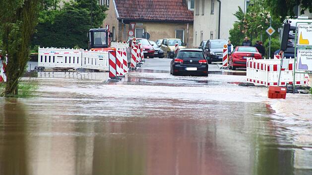 In Ebern war die Stra&szlig;e nach Sandhof &uuml;berflutet.