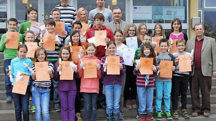 Die ausgezeichneten Mathe-Genies am Eberner Gymnasium mit den Lehrkräften Heinz Bauerfeind (rechts) sowie Oberstudiendirektor Klauspeter Schmidt, Nicolas Einbecker und Michael Geuß (hinten von rechts).