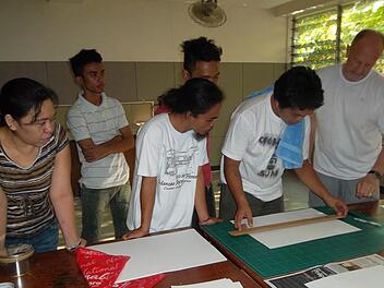 Hans-Dieter Ernst bei seinem Lehr-Aufenthalt auf den Philippinen. Fotos: Privat