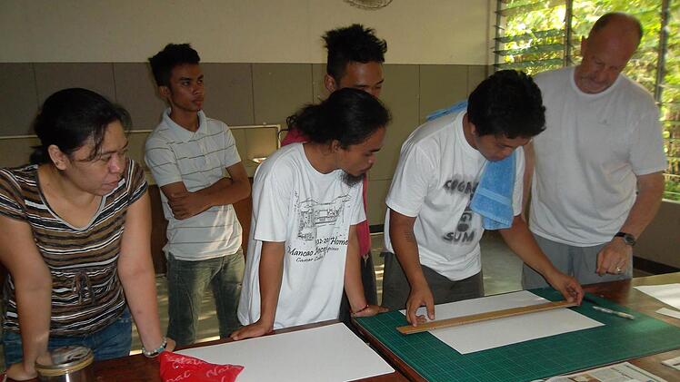 Hans-Dieter Ernst bei seinem Lehr-Aufenthalt auf den Philippinen. Fotos: Privat