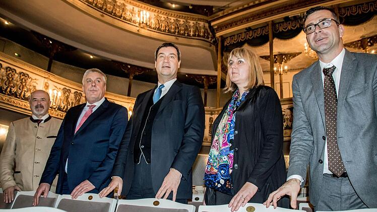 Besuch im Landestheater (von links): Landtagsabgeordneter Jürgen W. Heike (CSU), OB Norbert Tessmer, Finanzminister Markus Söder (CSU), Bürgermeisterin Birgit Weber (CSU) und Intendant Bodo Busse.Foto: Jochen Berger