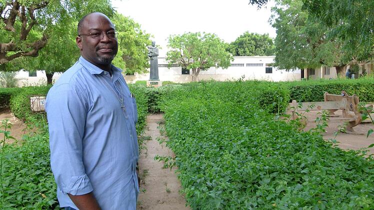 Krankenhausdirektor Frater Brice Luc Ouendo ist mit der Arbeit von Judith Schmitt sehr zufrieden. Foto: Marion Krüger-Hundrup