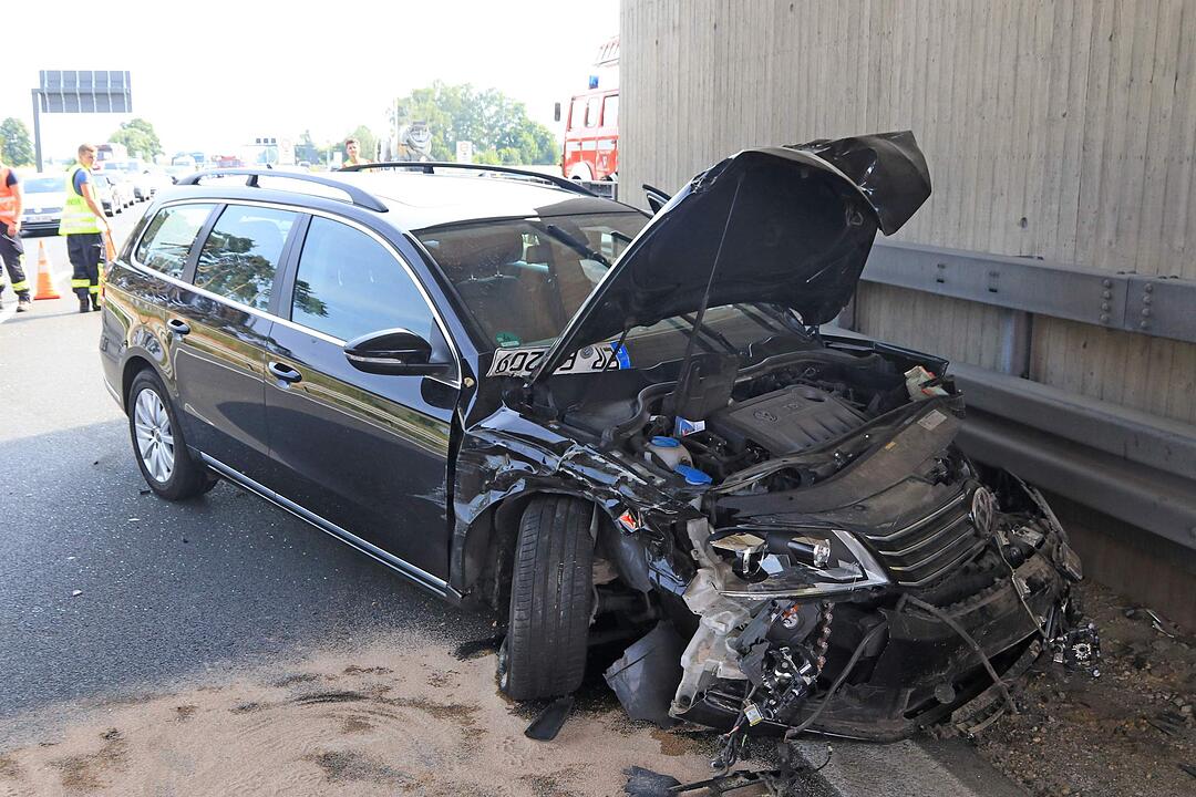 A73 bei Baiersdorf: VW Passat kracht in Stauende