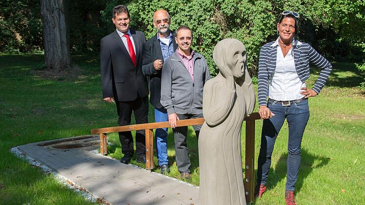 Im Skulpturenpark am Schloss Oberschwappach wurde die vierte Skulptur nach einem berühmten Gemälde enthüllt. "Der Schrei" von Edvard Munch formte Steff Bauer in Sandstein. Unser Bild zeigt (von links) den Zweiten Bürgermeister Bernhard Jilke, den Galeristen Egon Stumpf, Gemeinderat Udo Vogt und die Bildhauerin Steff Bauer.