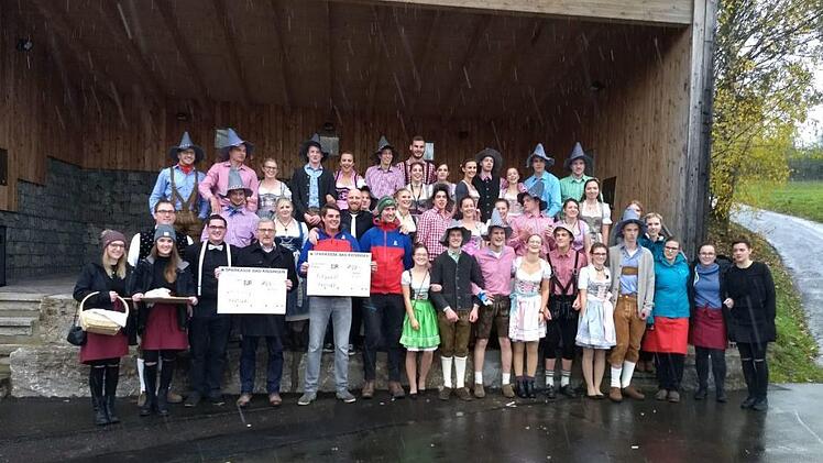 Über einen Spendenscheck konnte sich sowohl Bergwacht , als auch der Vereinsring von Oberbach aus den Händen der Kirmesgesellschaft freuen. Foto: Evelyn Schneider