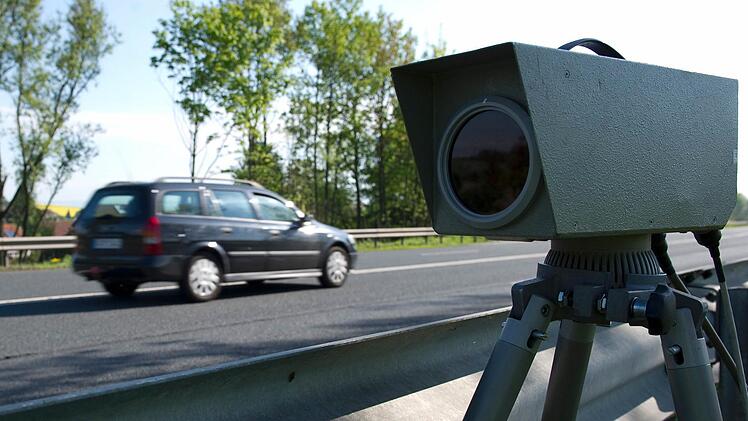 Ein Unbekannter hat in Unterfranken einen Blitzer entwendet. Symbolbild: Swen Pförtner/dpa