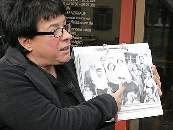 Christiane Kolbet zeigt Fotos von einstigen jüdischen Mitbürgern in Adelsdorf. Foto: Sylbia Hubele