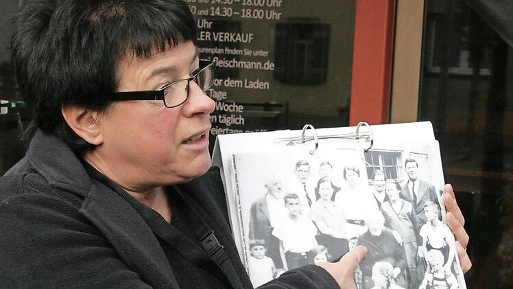 Christiane Kolbet zeigt Fotos von einstigen jüdischen Mitbürgern in Adelsdorf. Foto: Sylbia Hubele