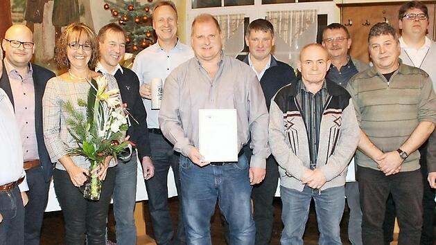 Die Geehrten im Hause Leikeim (von links): Gesch&auml;ftsf&uuml;hrer Udo Schirmer, Detlef T&ouml;pfer, Alexander Purucker, Angela Kraus, Ulrich Leikeim, Lutz Weiser, Roger Rutherford, Erhard Funk, Rudi M&uuml;ller, Helmut Kerling, Matthias J&auml;hnel, Martin Vonbrunn, Inhaber Andreas Leikeim und Helmut Degen Foto: Roland Dietz
