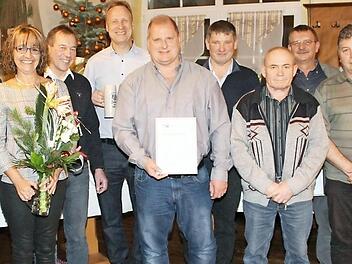 Die Geehrten im Hause Leikeim (von links): Geschäftsführer Udo Schirmer, Detlef Töpfer, Alexander Purucker, Angela Kraus, Ulrich Leikeim, Lutz Weiser, Roger Rutherford, Erhard Funk, Rudi Müller, Helmut Kerling, Matthias Jähnel, Martin Vonbrunn, Inhaber Andreas Leikeim und Helmut Degen Foto: Roland Dietz