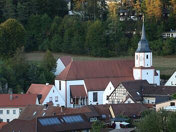 Unter Pfarrer Robert Grieb wurde 1955  die heutige moderne Kirche errichtet.  Vom Vorgängerbau wurden nur einzelne Figuren übernommen. Sie zieren - neu gefasst -  den Saalbau des Obertrubacher Gotteshauses.   Josef Hofbauer