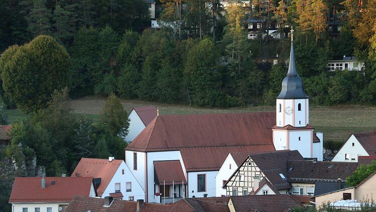 Unter Pfarrer Robert Grieb wurde 1955  die heutige moderne Kirche errichtet.  Vom Vorgängerbau wurden nur einzelne Figuren übernommen. Sie zieren - neu gefasst -  den Saalbau des Obertrubacher Gotteshauses.   Josef Hofbauer