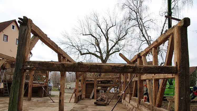 Am Montag stand hauptsächlich nur noch das untere Holzgerippe. Foto: Ronald Heck