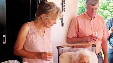 Marianne Buckow (sitzend rechts) freute sich &uuml;ber die vielen Gratulanten, darunter Sohn J&uuml;rgen und Dritte B&uuml;rgermeisterin Sabina K&ouml;nig (stehend links). Foto: Johanna Blum
