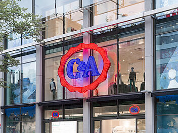 Ger&uuml;chte um eine angebliche Insolvenz und Schlie&szlig;ungen vieler C&A-Filialen sind im Umlauf. Eine Sprecherin gibt nun ein offizielles Statement des Unternehmens ab.