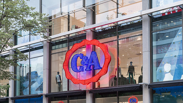 Gerüchte um eine angebliche Insolvenz und Schließungen vieler C&A-Filialen sind im Umlauf. Eine Sprecherin gibt nun ein offizielles Statement des Unternehmens ab.
