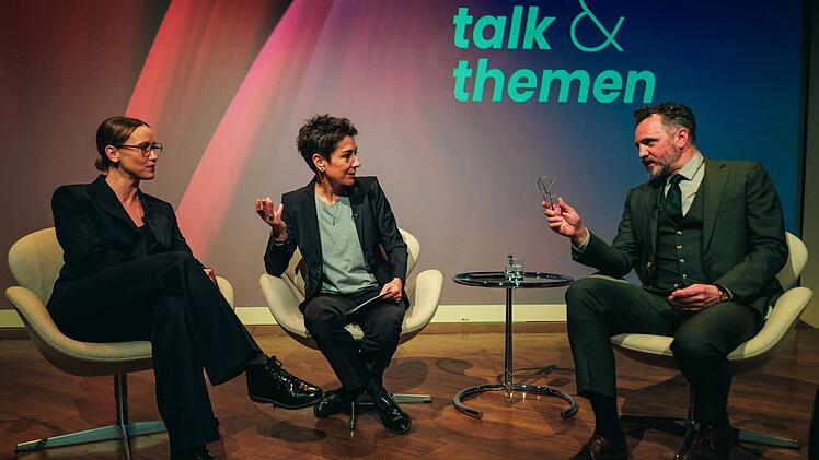 Weil ein anderer Gast kurzfristig ausf&auml;llt, wird die Wissenschaftlerin Elena (Peri Baumeister, links) in eine von Dunja Hayali moderierte Talkshow eingeladen. Dort trifft sie auf Boris Graubner (Roland Silbernagl), der eine ganz andere Meinung zu einer &ouml;kologischen Zukunft vertritt als sie.