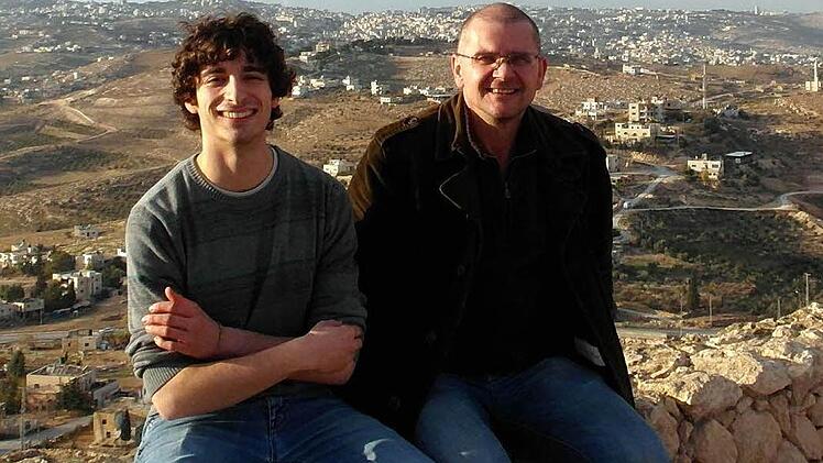 Thomas Weiß (links) und Uwe Franz. Im Hintergrund die Stadt Bethlehem. Fotos: privat