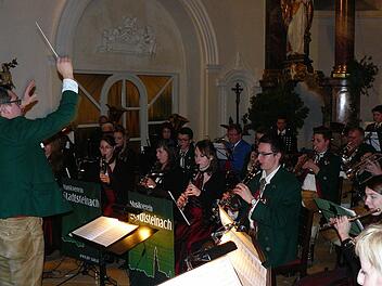 Die "Original fränkischen Trachtenkapelle" mit Dirigent Christoph Hohlweg. Foto: Klaus-Peter Wulf