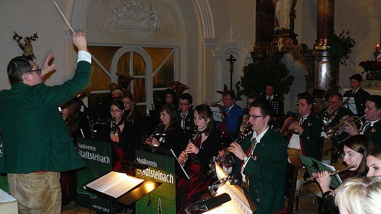 Die "Original fränkischen Trachtenkapelle" mit Dirigent Christoph Hohlweg. Foto: Klaus-Peter Wulf