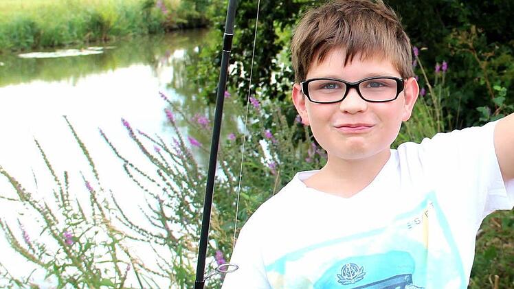 Emanuel ist stolz auf seinen Fang, eine Laube.  Foto: Johanna Blum