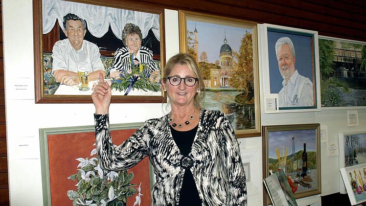 Sibylle Wollmann, die "Hempels Sibylle" vor dem Portrait ihrer Eltern. Foto: Susanne Deuerling