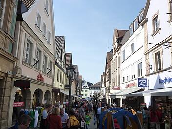 Wer darf zum verkaufsoffenen Sonntag überhaupt öffnen? Klageandrohungen von Verdi machen es Stadt