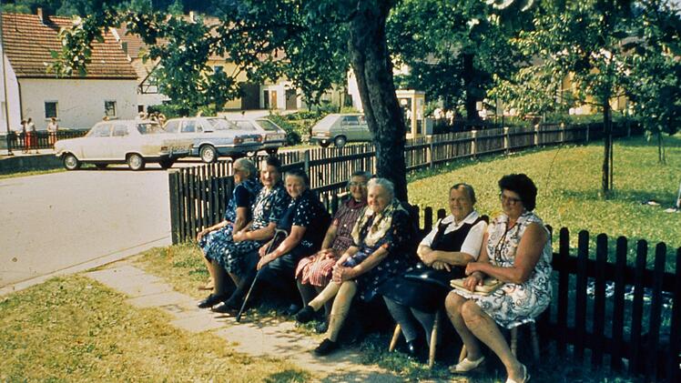 60er Jahre Dorfplatz mit Ruhebank Fraala Foto: Archiv
