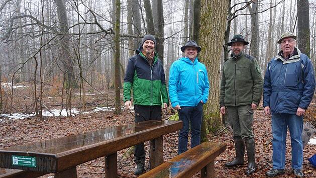 Auf dem Weg vom Wanderparkplatz Guckaspass zum Kreuzberg gibt es jetzt auch eine Sitzgruppe mit zwei B&auml;nken und einem Tisch. Der &Ouml;ffentlichkeit &uuml;bergeben wurde die Einrichtung durch (von links): Klaus Spitzl Gesch&auml;ftsf&uuml;hrer des Vereins Naturpark und Biosph&auml;renreservat,B&uuml;rgermeister Georg Seiffert, Otfried Pankratius Waldthausen&acute;schen Forstverwaltung, Ottmar Bohn (Rh&ouml;nklub Wildflecken). Foto: Marion Eckert