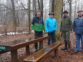 Auf dem Weg vom Wanderparkplatz Guckaspass zum Kreuzberg gibt es jetzt auch eine Sitzgruppe mit zwei Bänken und einem Tisch. Der Öffentlichkeit übergeben wurde die Einrichtung durch (von links): Klaus Spitzl Geschäftsführer des Vereins Naturpark und Biosphärenreservat,Bürgermeister Georg Seiffert, Otfried Pankratius Waldthausen´schen Forstverwaltung, Ottmar Bohn (Rhönklub Wildflecken). Foto: Marion Eckert