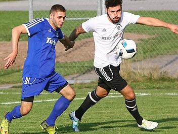 Vor zwei Jahren spielten der ATS und der VfB noch gemeinsam in der Bezirksliga. Nun ziehen sich die Metzdorfer in die A-Klasse zurück. David Lauterbach (rechts) geht diesen Weg nicht mit, er wechselt zum ATS.  Foto: Limmer/Archiv