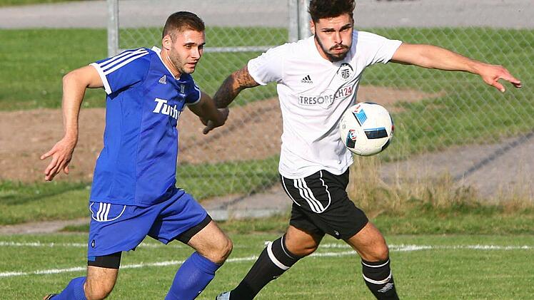 Vor zwei Jahren spielten der ATS und der VfB noch gemeinsam in der Bezirksliga. Nun ziehen sich die Metzdorfer in die A-Klasse zurück. David Lauterbach (rechts) geht diesen Weg nicht mit, er wechselt zum ATS.  Foto: Limmer/Archiv