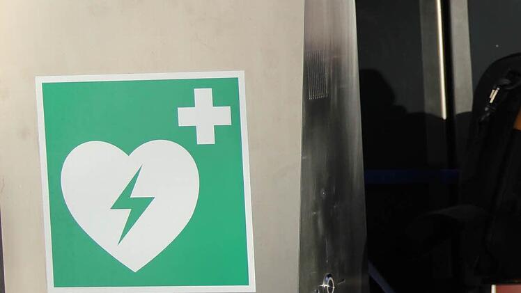 Hier gibt es einen Defibrillator. Foto: Katharina Müller-Sanke