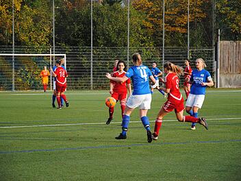 Für den TSV Brand um Nina Deinzer (li., blaues Trikot) sprang gegen den Post-SV Nürnberg trotz Zwei-Tore-Vorsprungs nur ein Unentschieden heraus.  Foto: privat