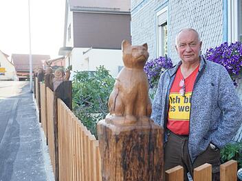 Reiner Köth hat aus alten Eichenbalken ganz besondere Zaunpfähle geschnitzt. Foto: Marion Eckert