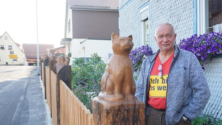 Reiner Köth hat aus alten Eichenbalken ganz besondere Zaunpfähle geschnitzt. Foto: Marion Eckert