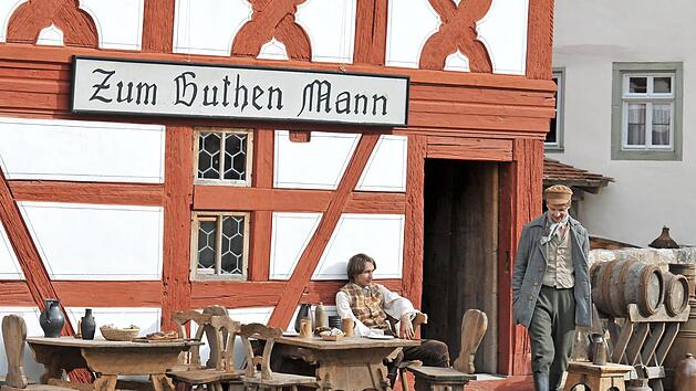 Das B&uuml;ttnerhaus aus Wipfeld im Fr&auml;nkischen Freilandmuseum wurde im M&auml;rchenfilm "Der starke Hans" zum Gasthaus umfunktioniert. Foto: Margarete Meggle-Freund
