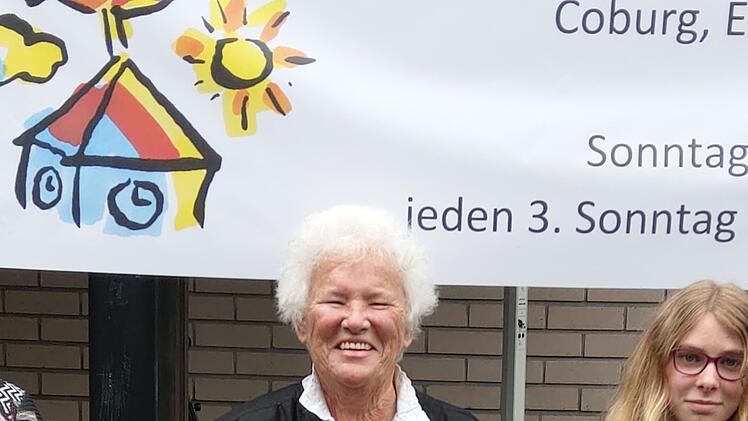 Heidi Schülke hat vor über 50 Jahren die erste Kerze in einem Gottesdienst in St. Lukas entzündet. Nun trug sie die Altarkerze hinaus. Foto: Simone Bastian