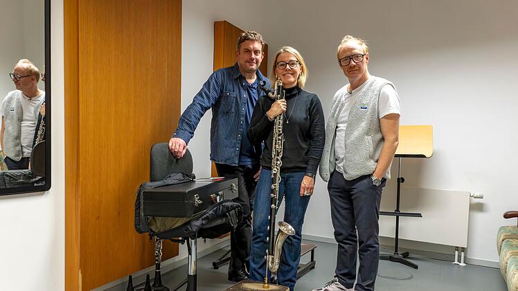 Hinter den Kulissen der Staatsoper lassen sich Sebastian Bezzel (links) und Simon Schwarz die Räume der Musiker zeigen.