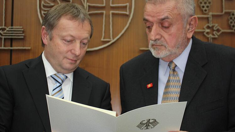 Landrat Thomas Bold (links) überreichte Heinrich Hackenberg den Orden und die dazugehörende Urkunde. Foto: Bartl/ privat (2)