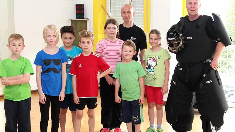 Die Gruppe mit Roland Dürst und "Ungetüm" Matthias Birkner