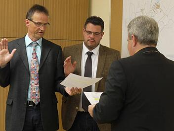 Bürgermeister Amon (vorn) vereidigt seine beiden Stellvertreter Roland Dauer (l.) und Marco Friepes.  Foto: Lindner