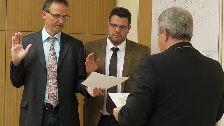 Bürgermeister Amon (vorn) vereidigt seine beiden Stellvertreter Roland Dauer (l.) und Marco Friepes.  Foto: Lindner