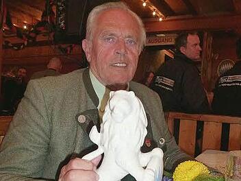Der Löwe soll einen Ehrenplatz unter zahlreichen Trophäen in Theo Ankenbrands Besitz erhalten.  Foto: Schützenverein Unfinden